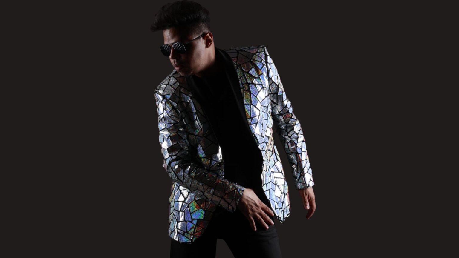 Foto-1.-Jamilson-Jackson-e-atracao-musical-do-Golden-Shopping-Calhau-no-dia-24-de-abril-1-1536x864