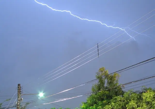 Quando-a-chuva-vier-com-raios-e-trovoes-retire-imediatamente-das-tomadas-os-equipamentos-eletricos
