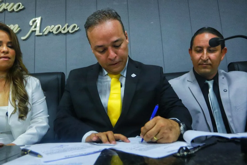 Fred-Campos-toma-posse-como-prefeito-de-Paco-do-Lumiar-8-1024x683